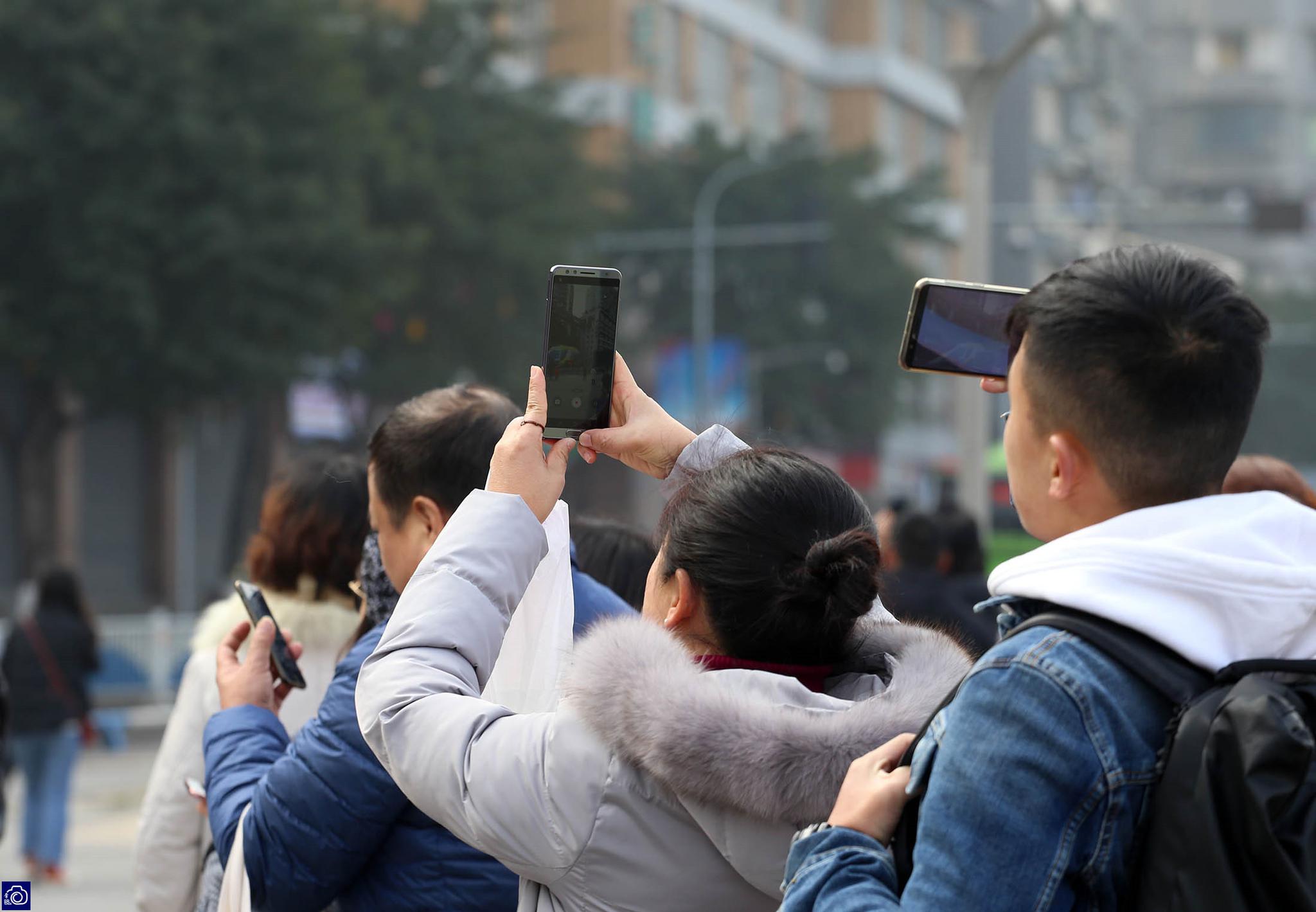 "最牛轻轨"穿越居民楼成网红景点,每天上千人打卡拍照