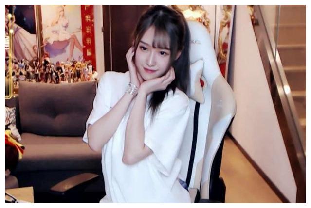 不过腐团儿虽然喜欢cos二次元角色,但并不是每次直播