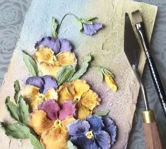 她用刀将花朵堆成立体,手艺令人羡慕|硅藻泥|手艺|花瓣_新浪新闻