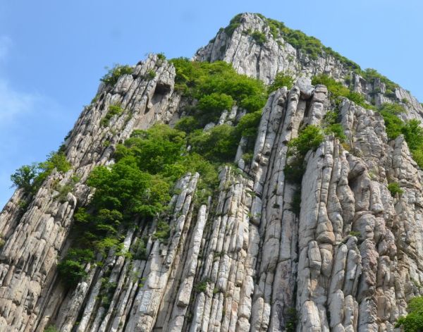 中岳嵩山是中国五大名山五岳之一由太室山和少室山组成