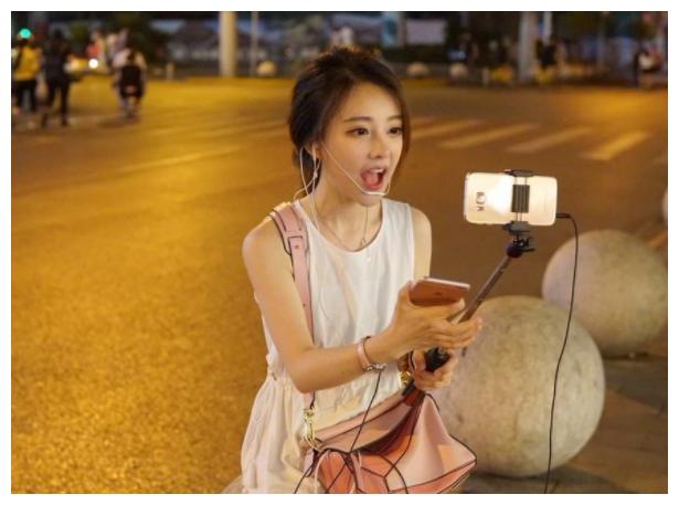 有种画面叫冯提莫"劈叉",实在不忍直视,网友:这都