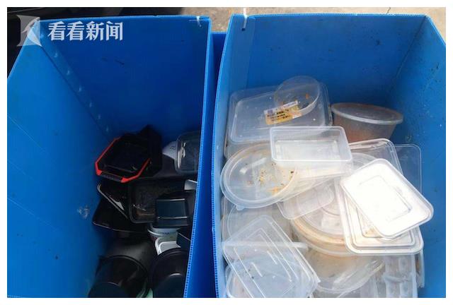 由于一次性外卖塑料餐盒受到剩菜剩饭以及油渍等污染导致回收处理成本