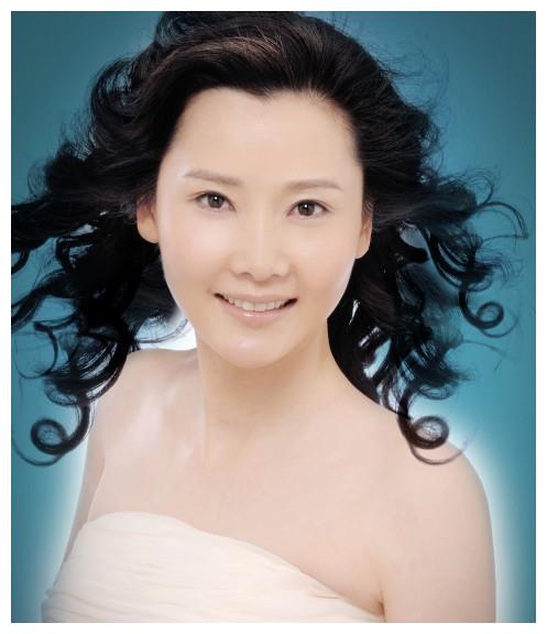 越剧演员转型成实力派老戏骨,年过四旬终当母亲,一家三口超幸福