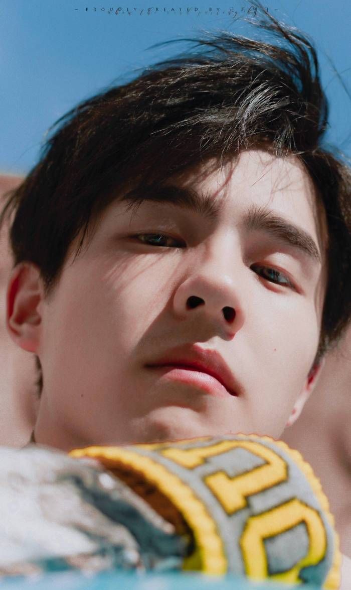 刘昊然的这张少年感十足的"初恋脸"也是圈粉无数,明明可以靠颜值却