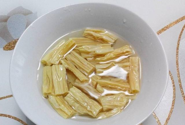 泡腐竹时,用冷水还是热水口感好只需水里撒点它,快速泡软泡发