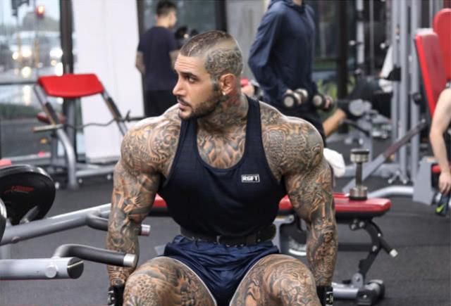 给人一种生人勿进的感觉,但在女儿面前却是个暖男|纹身|健身|生人