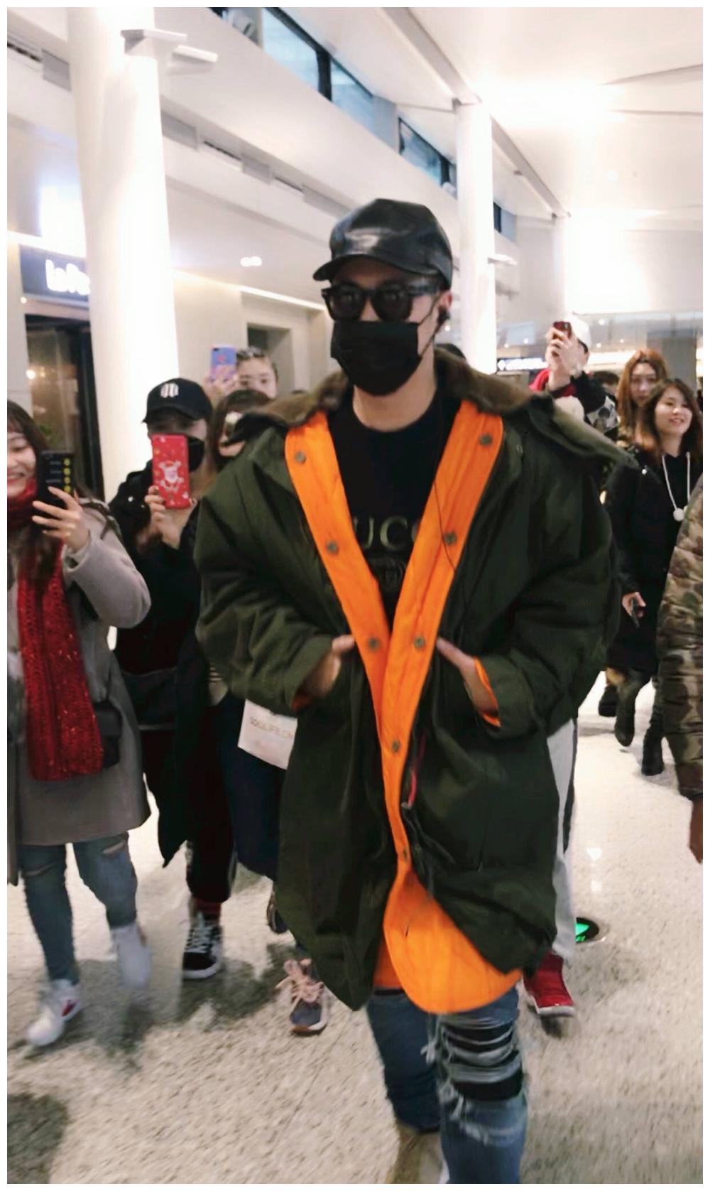 潘玮柏现身机场人气爆棚身后迷妹成群结队!