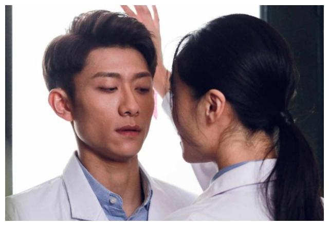 张一山和34岁的她拍"吻戏"!看清正脸后,网友直呼:假戏真做了