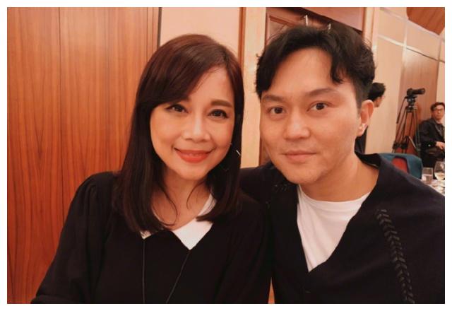张智霖晒与陈松伶合照,唤起网友集体回忆