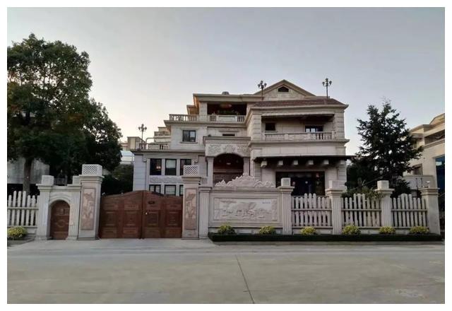 别人家的大门和围栏让人羡慕不已，全用大理石，华丽又大气