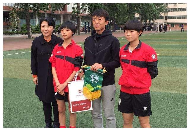 他曾是中国足球名将,拒绝踢假球而选择离开,如今成为国足名帅|黄勇