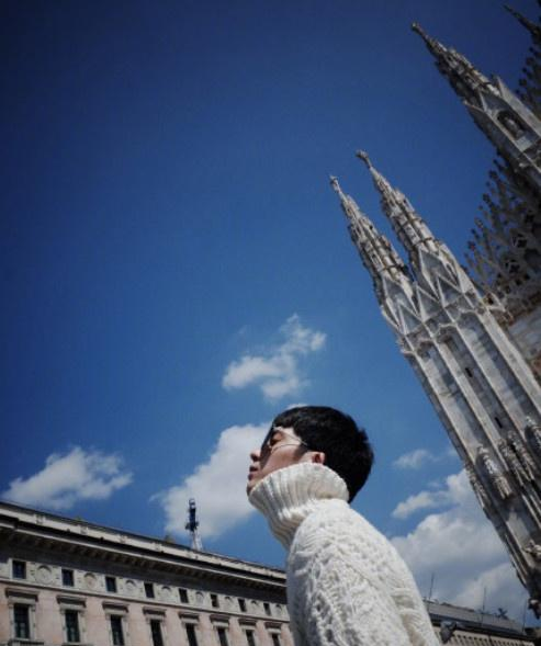 井柏然45度角仰望天空却不丑,米兰晒胶片照,今日份男友打卡