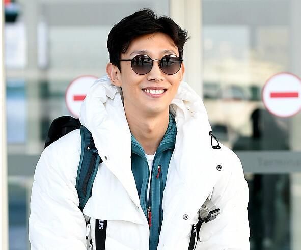 nancy白色羽绒服清新比剪刀手秀雪肤,姜京俊装扮齐全似登山