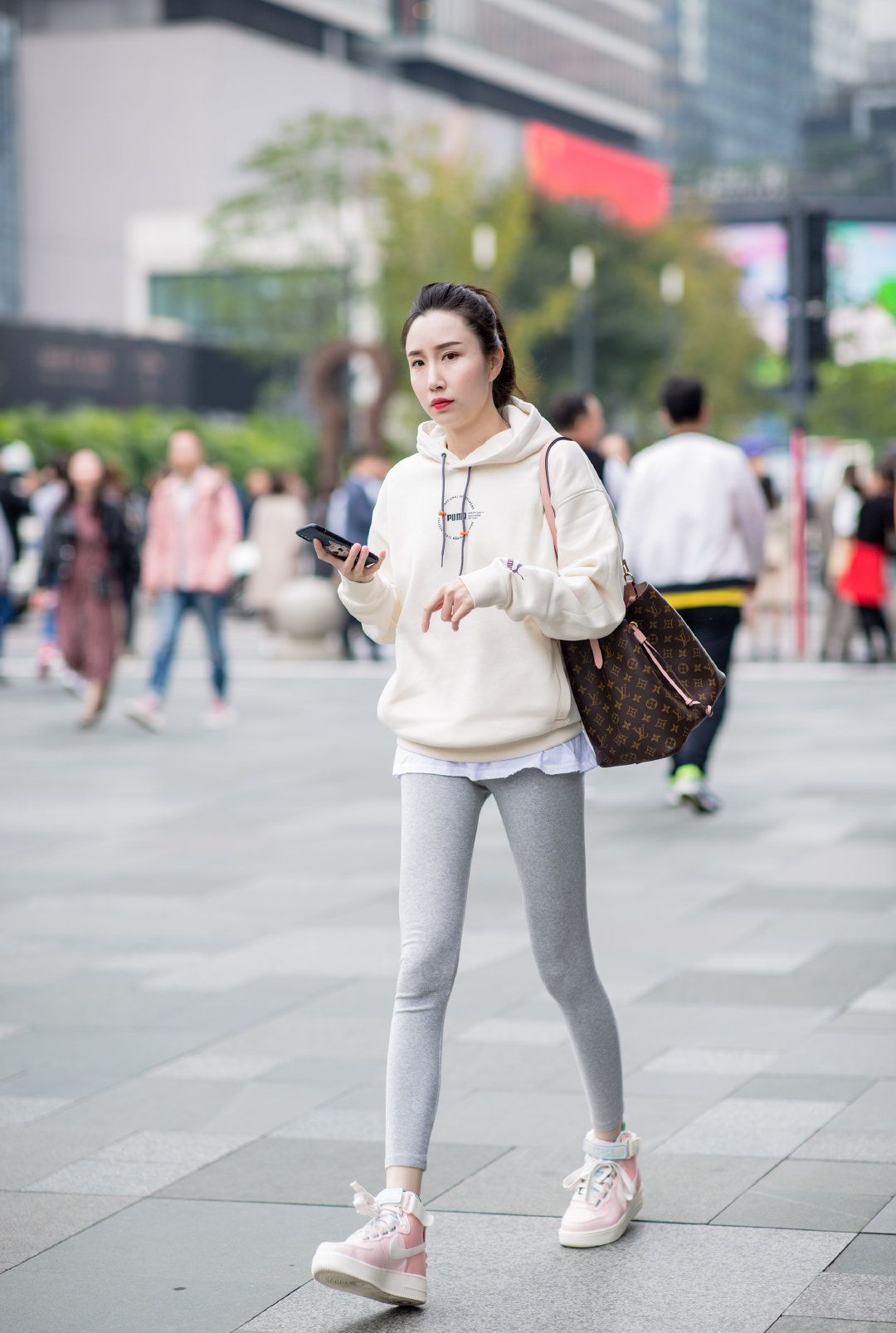 小姐姐们都喜欢的小白鞋,在这个冬天里,怎么搭配才最时尚?