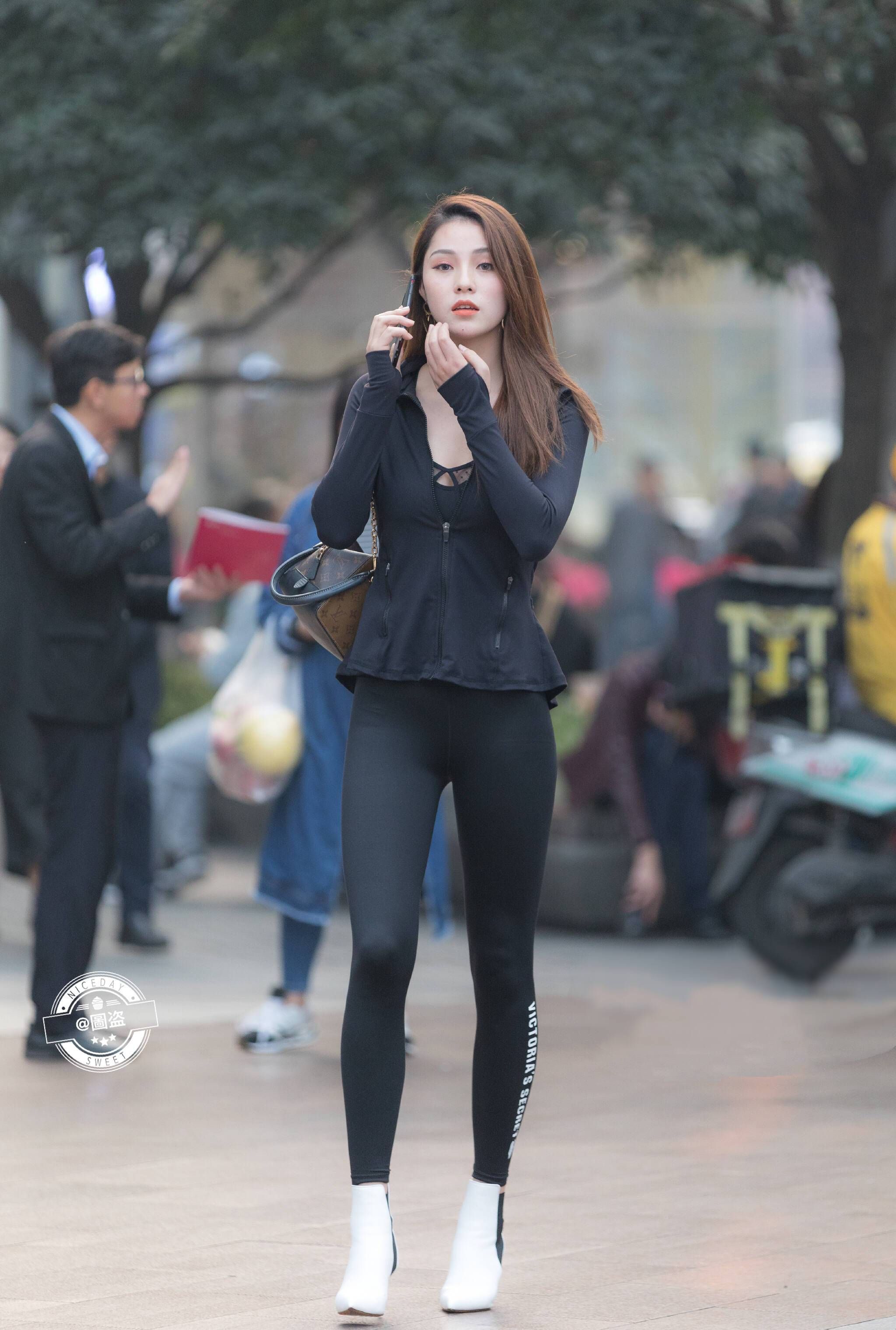 街拍:窈窕美少妇,身材前凸后翘,气质非凡,没想到已为人母|美少妇|身材