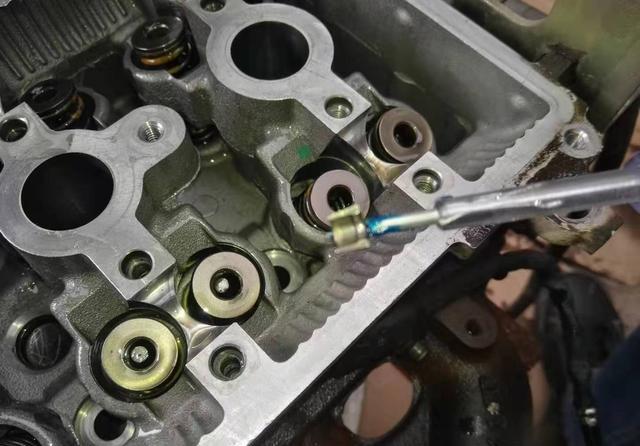 五菱宏光b12发动机机油乳化水堵漏水胖哥基本维修完毕