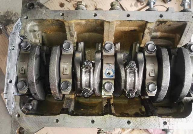 五菱宏光b12发动机机油乳化水堵漏水胖哥基本维修完毕