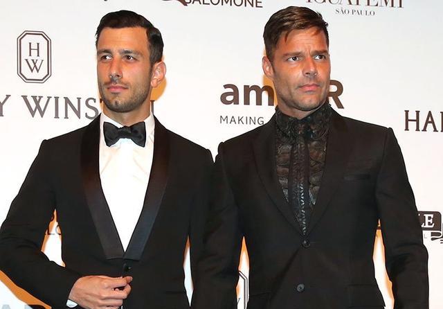 47岁瑞奇马丁出柜9年迎来第4胎与帅气老公感情稳定