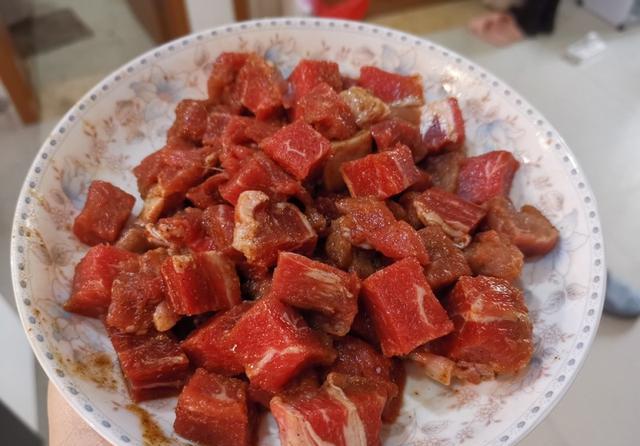 黑椒炒三丁:牛肉切成丁后放一勺酱油一勺蚝油,炒出来又香又入味