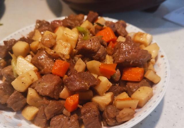 黑椒炒三丁:牛肉切成丁后放一勺酱油一勺蚝油,炒出来又香又入味