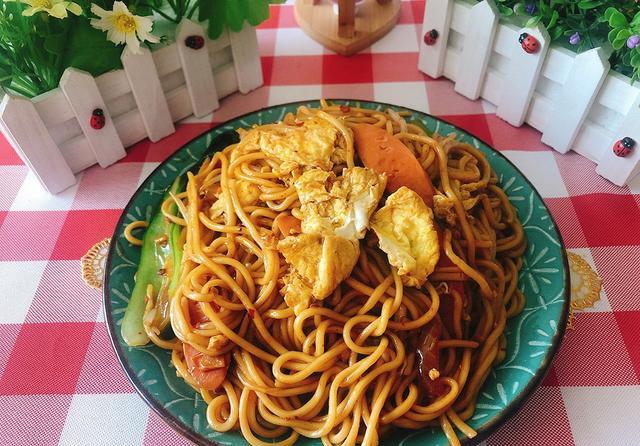 简单快捷的鸡蛋炒面,又香又好吃,10分钟就可以搞定一顿美味午餐