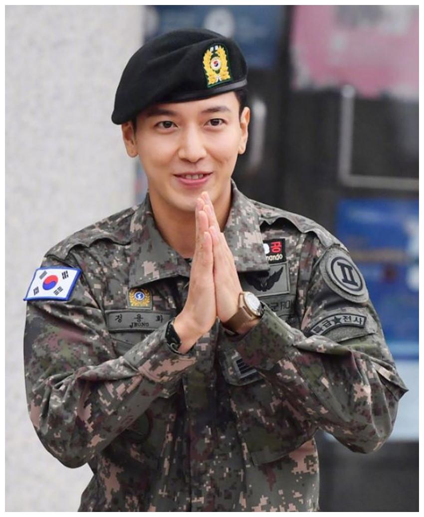 入伍并服役,如今终于霸气归来,现场郑容和与粉丝们进行了短暂的互动