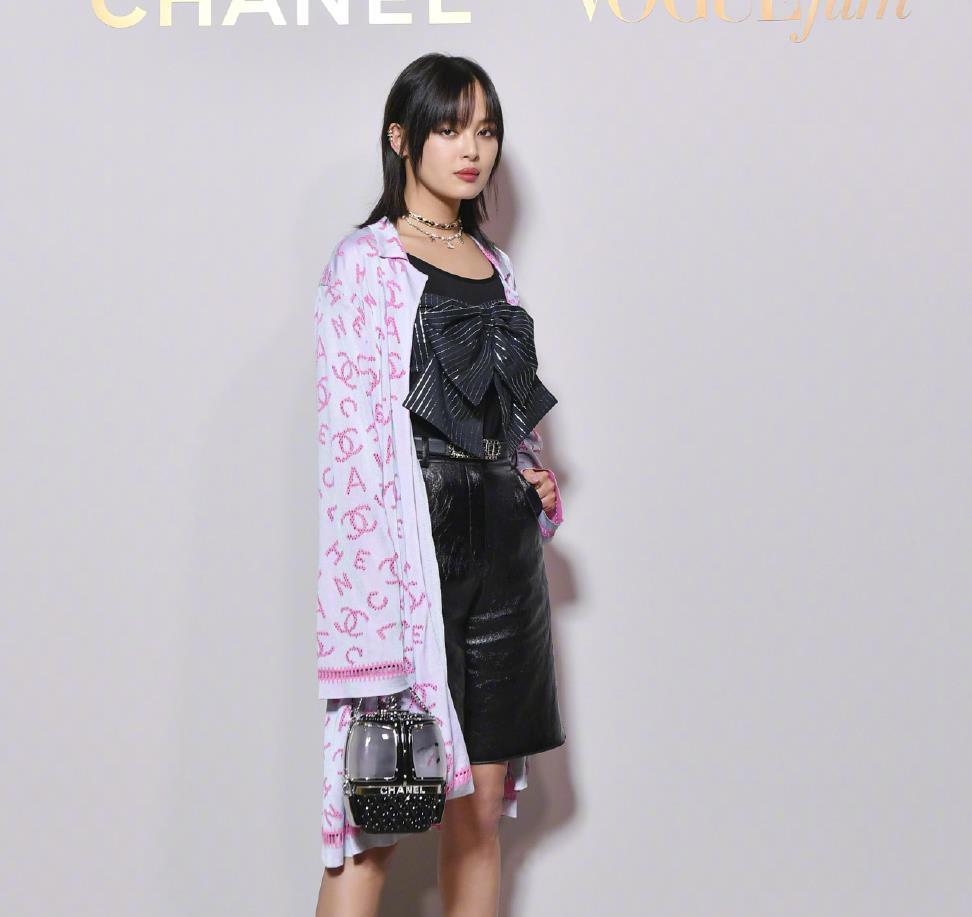 辛芷蕾印花开衫配短裤,霸气秀美腿,可知道价格网友直呼:买不起