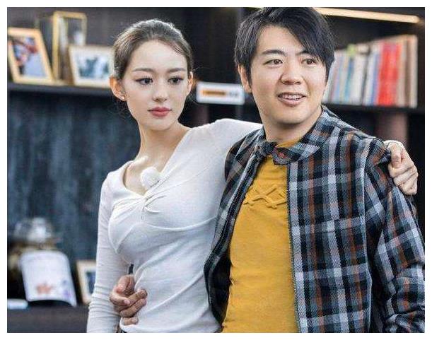 郎朗妻子太招人稀罕了!再冷也要穿短袖和短裙,网友:发福利了