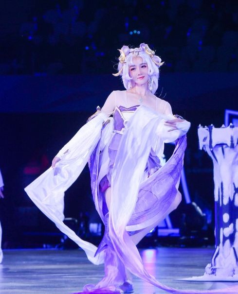 陈小纭超仙cos王者荣耀嫦娥,网友大赞仙女下凡和美腿!