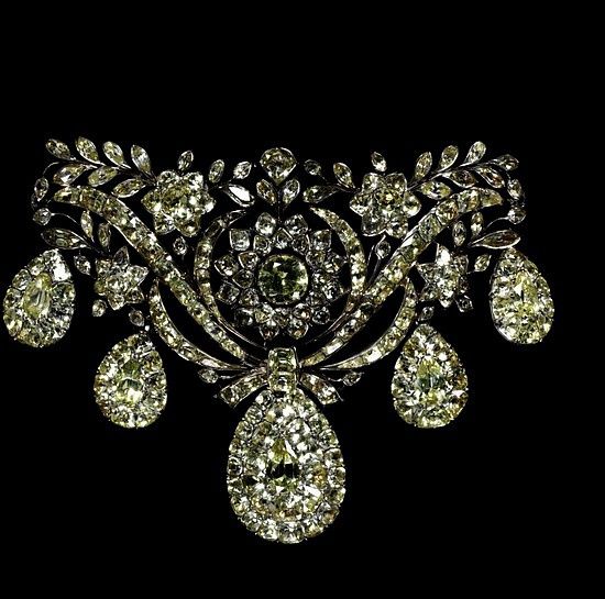 俄国沙皇的奢华品味,每件胸针都是无价之宝|沙皇|俄国|珠宝_新浪新闻