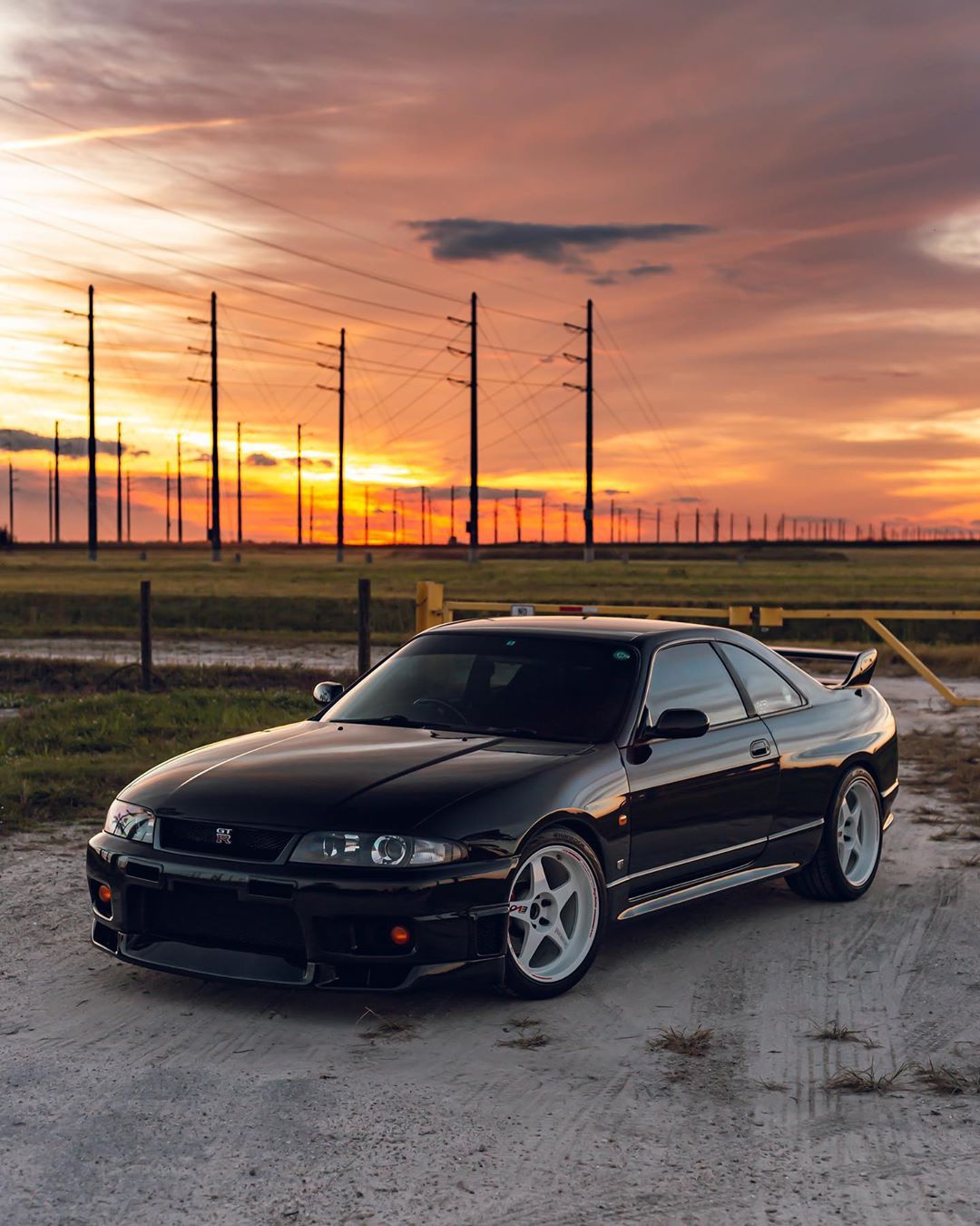 日落夕阳下的日产gt-r r33!__财经头条