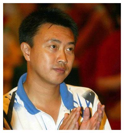 他夺得中国羽球奥运首枚银牌,靠在冠军肩膀上哭泣的画面成为经典|董炯