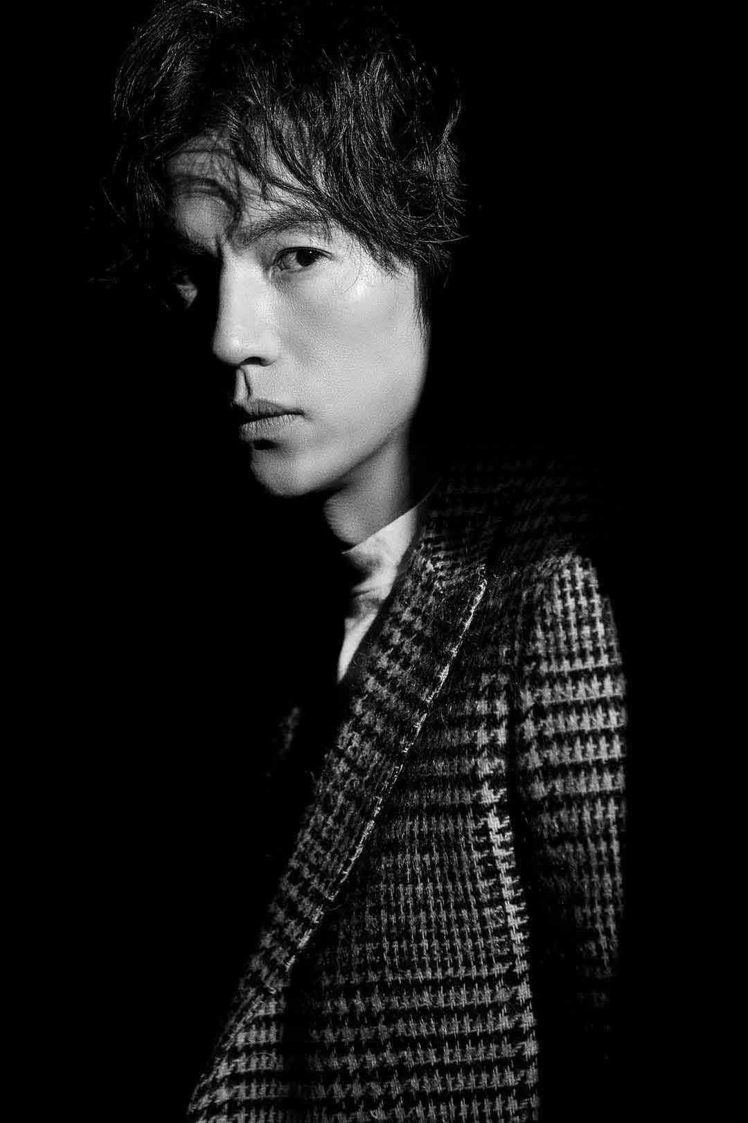 日前,演员宋宁峰出席话剧《求证》主创见面会并曝光一组黑白写真大片.