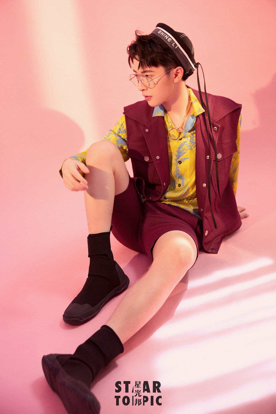 张逸杰光影大片展时尚质感 棱角分明上演侧颜杀