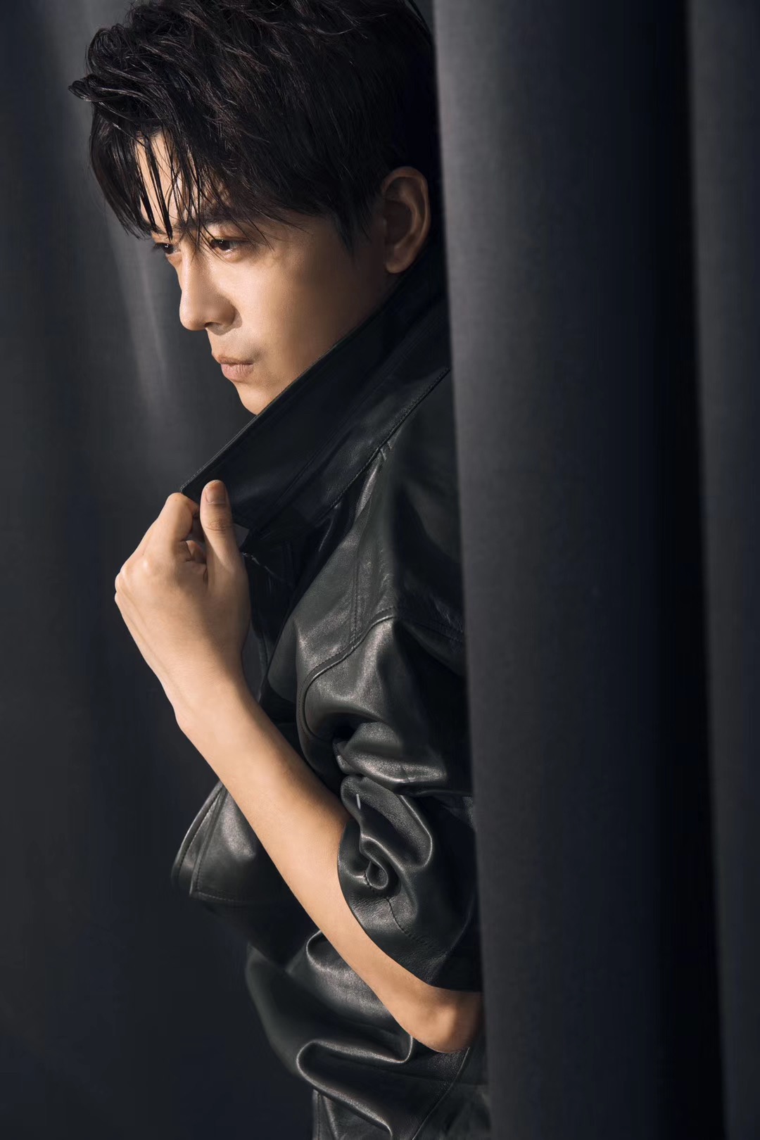 李亭哲《激荡》热播 秋日写真尽显雅痞魅力