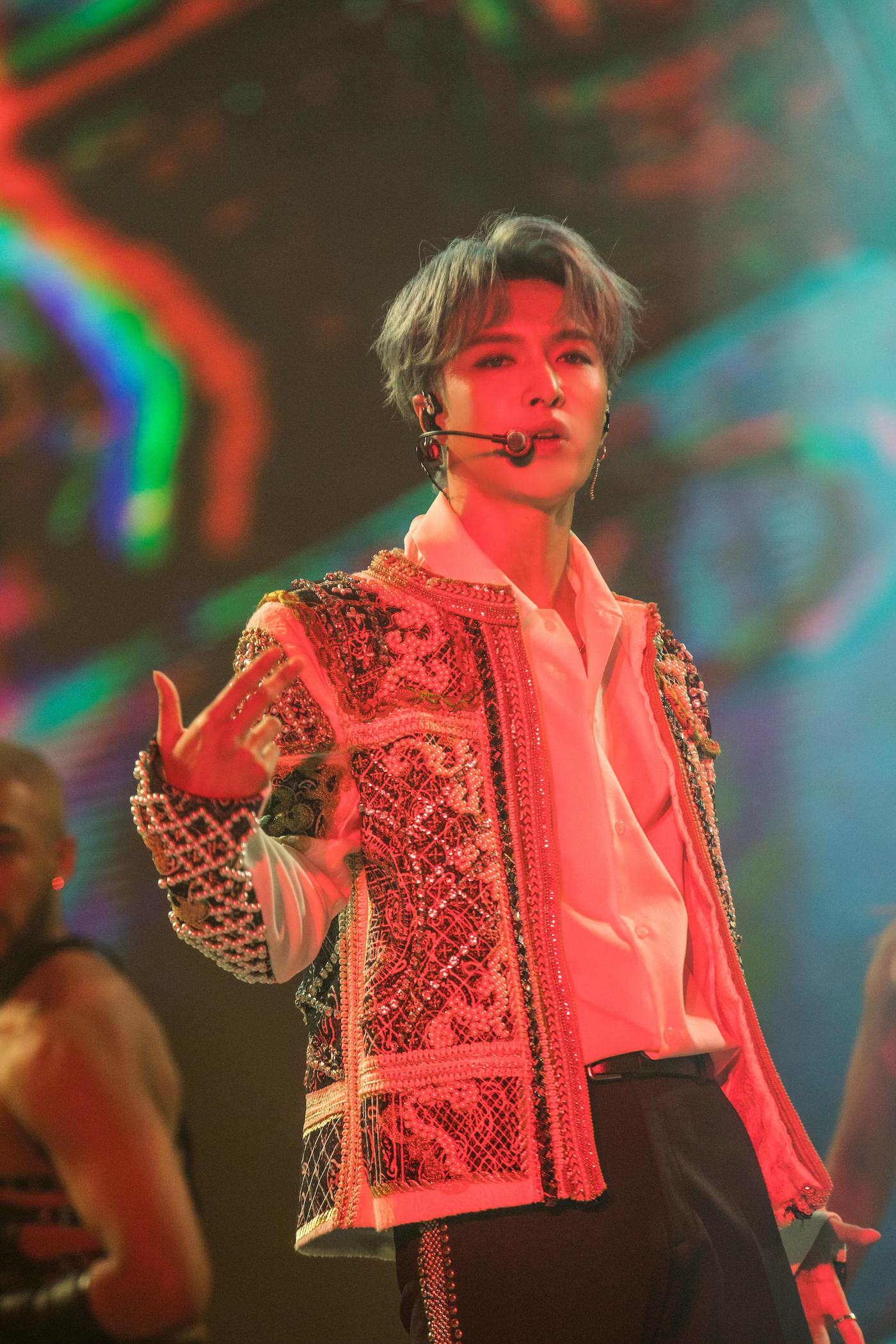 张艺兴泰国演唱会狂欢落幕现场看小抄学泰语教唱我想你了