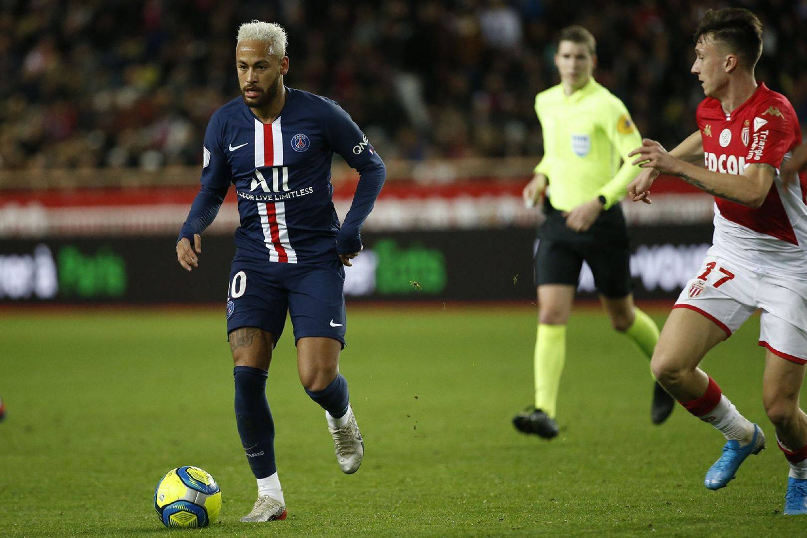 法甲第15轮补赛巴黎圣日耳曼客场4:1战胜摩纳哥,姆巴佩攻入两球