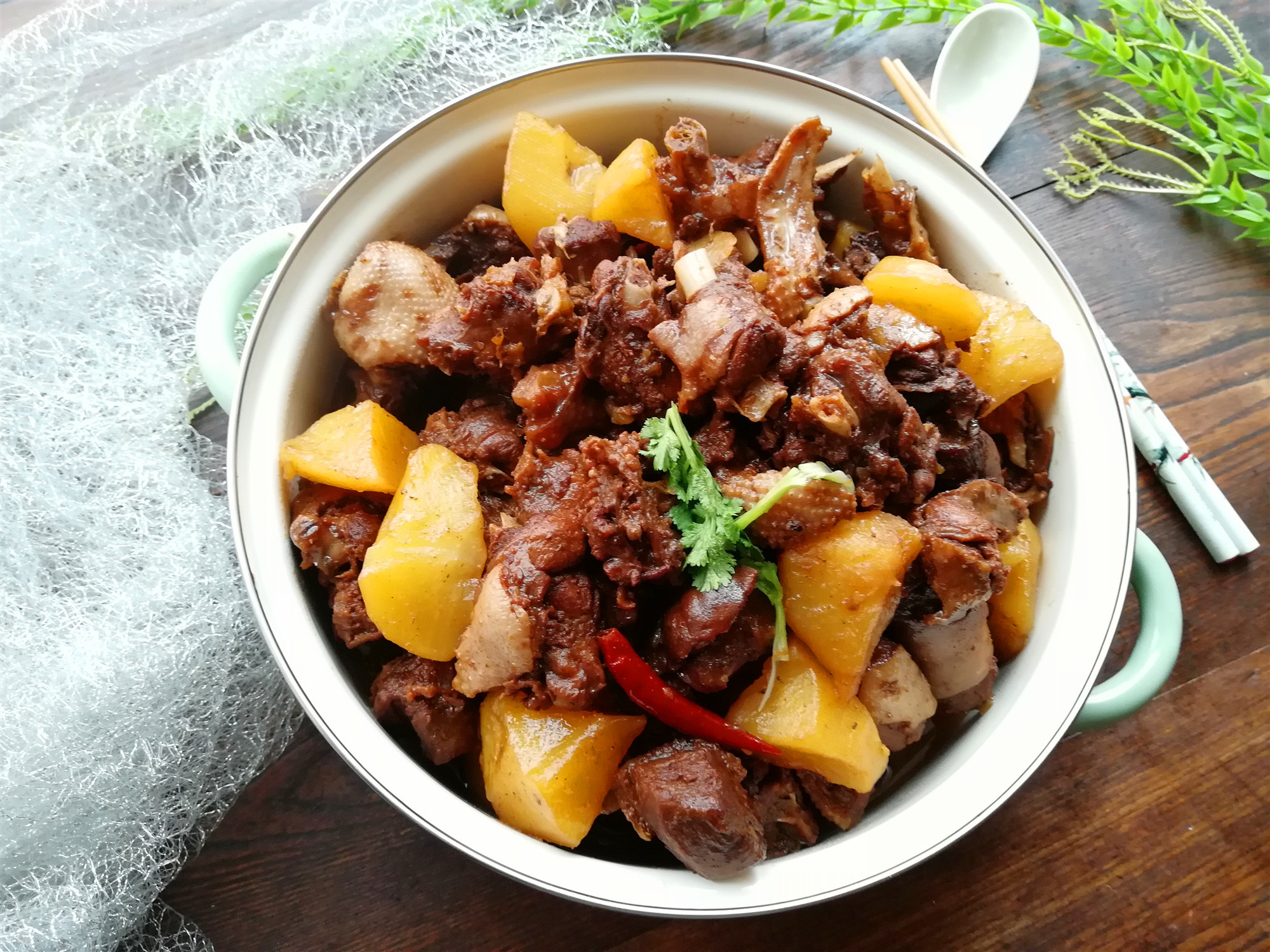 农家宴客硬菜,炖上一大锅,够几个人吃的,太香了,大鹅炖土豆是东北农家