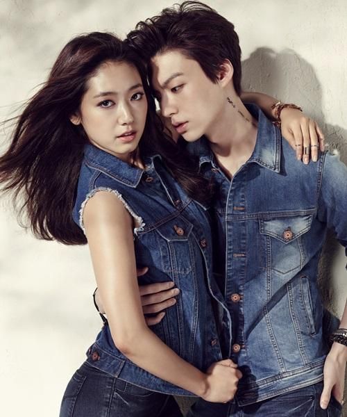 朴信惠安宰贤情侣写真,尽展帅气牛仔时尚