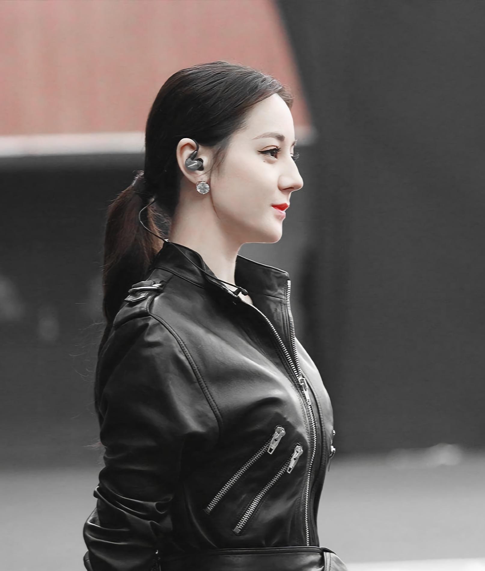 热巴担任《创造营2019》男团发起人,穿连体皮裤好霸气帅炸了