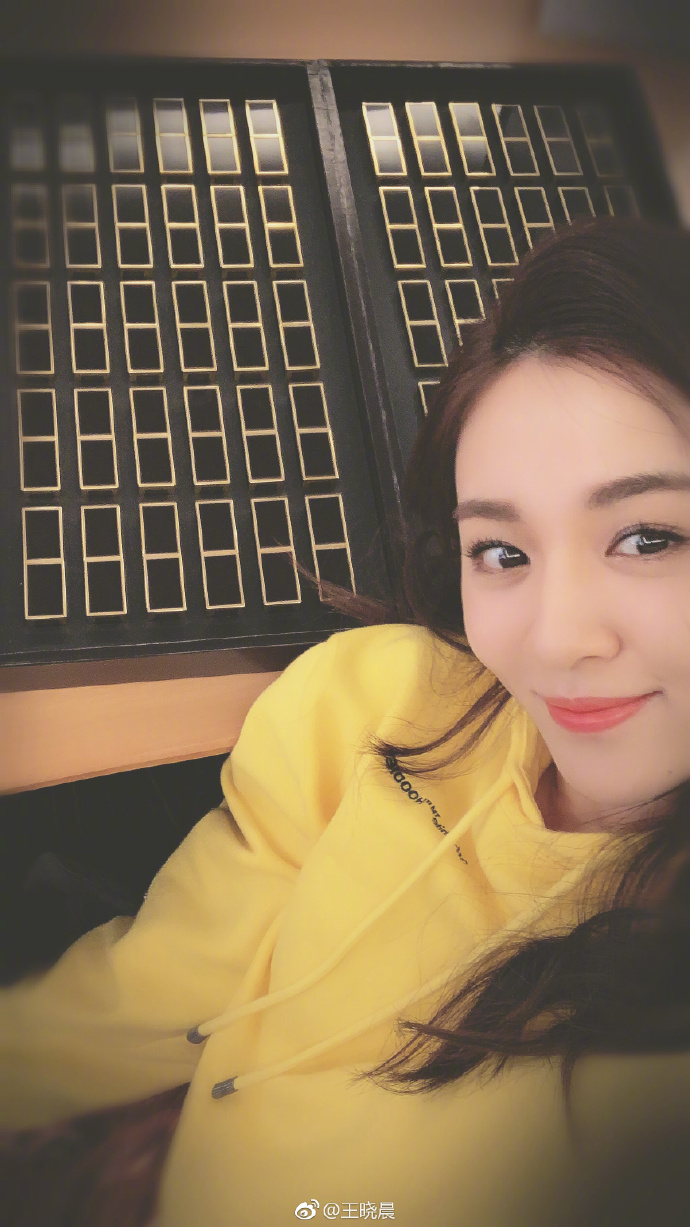 王晓晨化身"口红控" 尽显甜美少女心