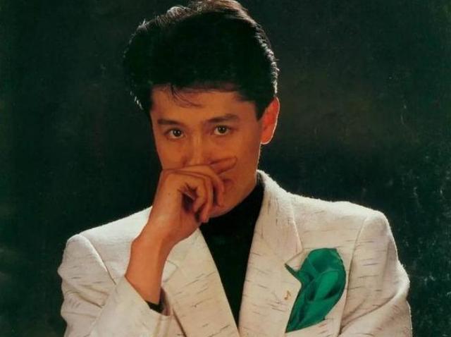 蔡国庆年轻时很帅气,身穿军装的他更是英姿飒爽迷人万千.