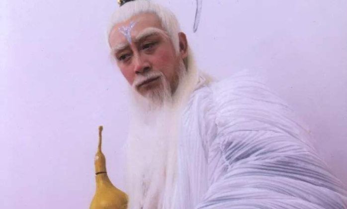 5,六小龄童,他在剧中饰演太上老君,在剧中他穿着一身白色的衣服,手中