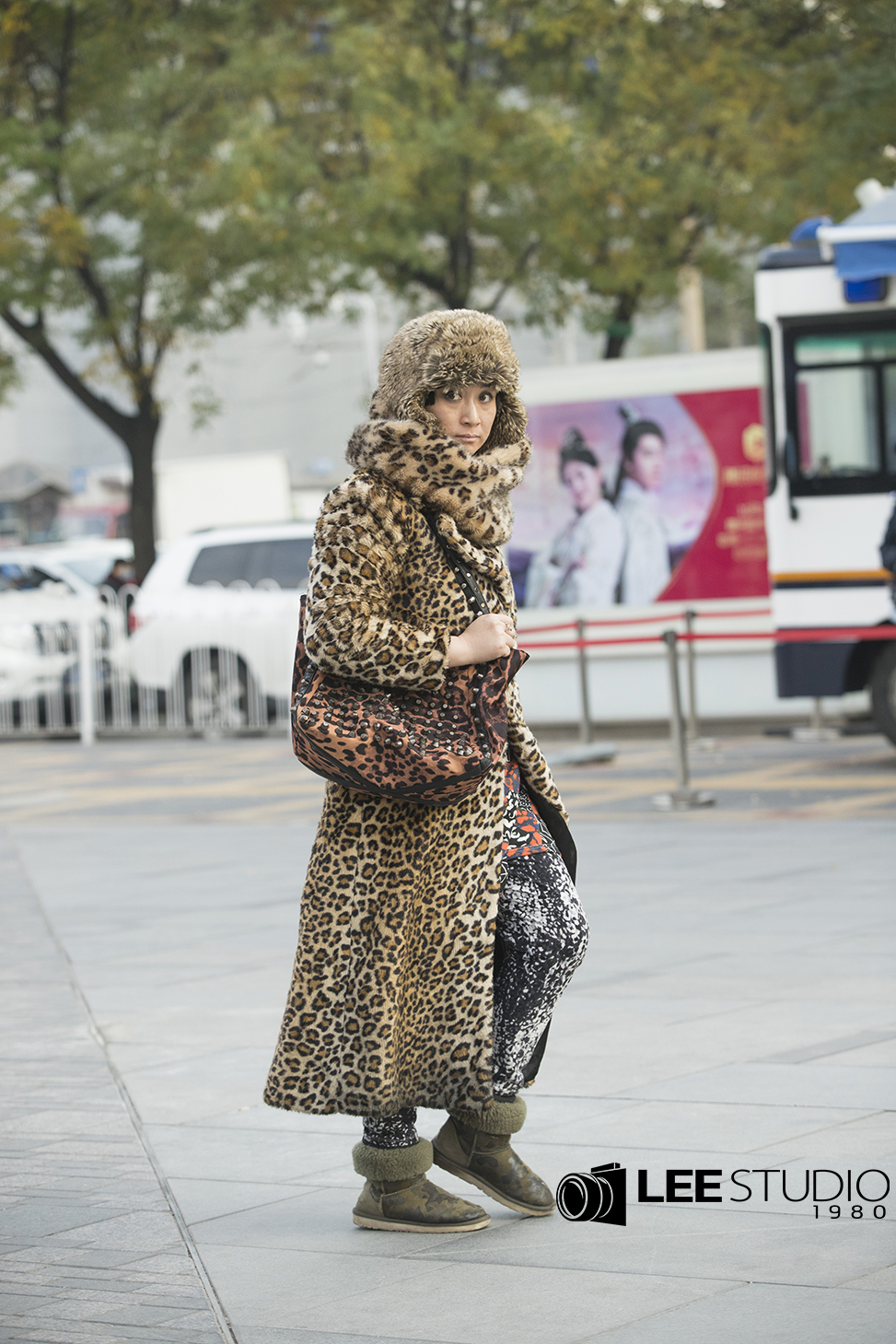 街拍;喜欢豹纹但是一个不留神,就将服装穿出了俗气,适得其反!