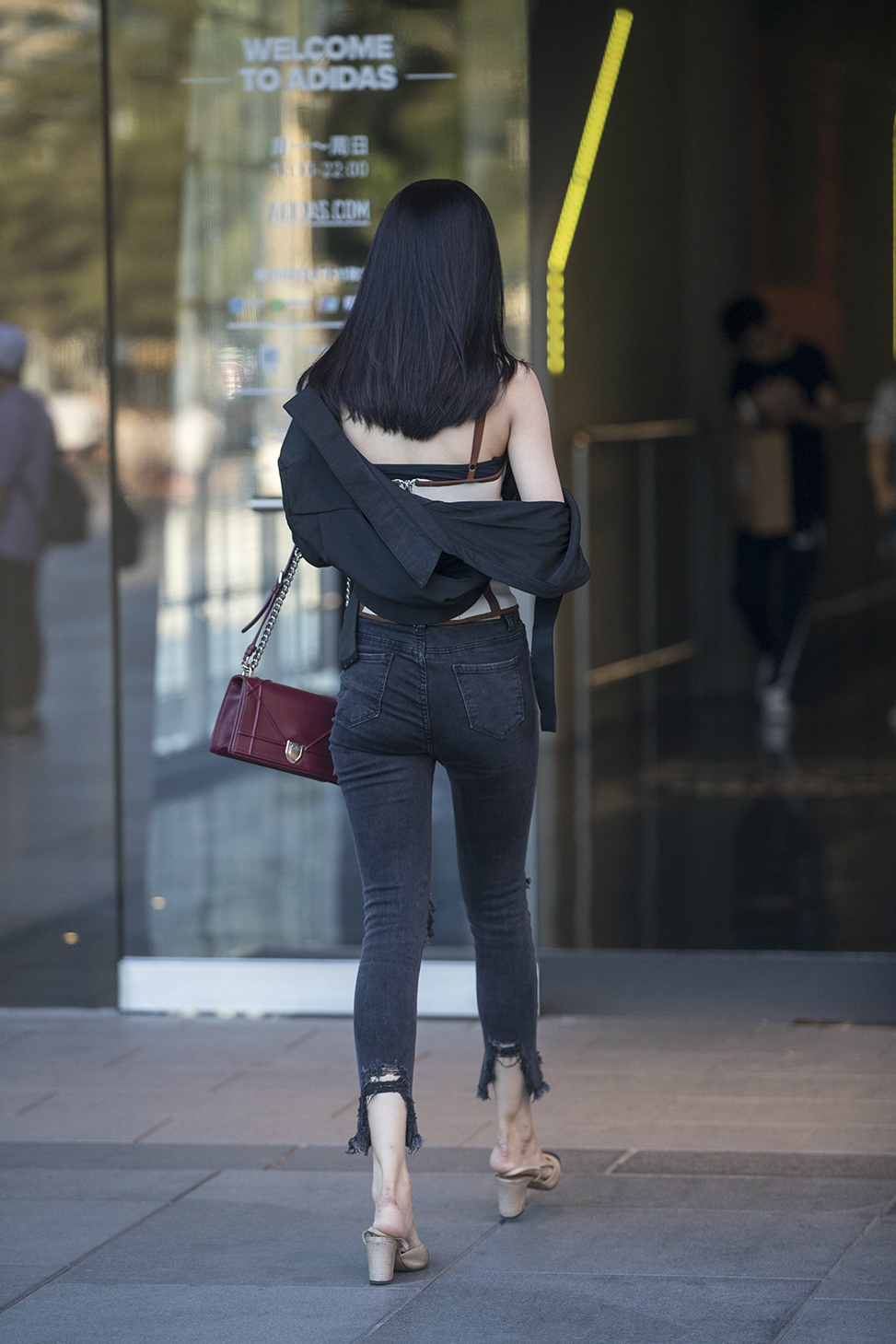 三里屯街拍,女孩背影好看很重要,女人和女神只有一步之遥