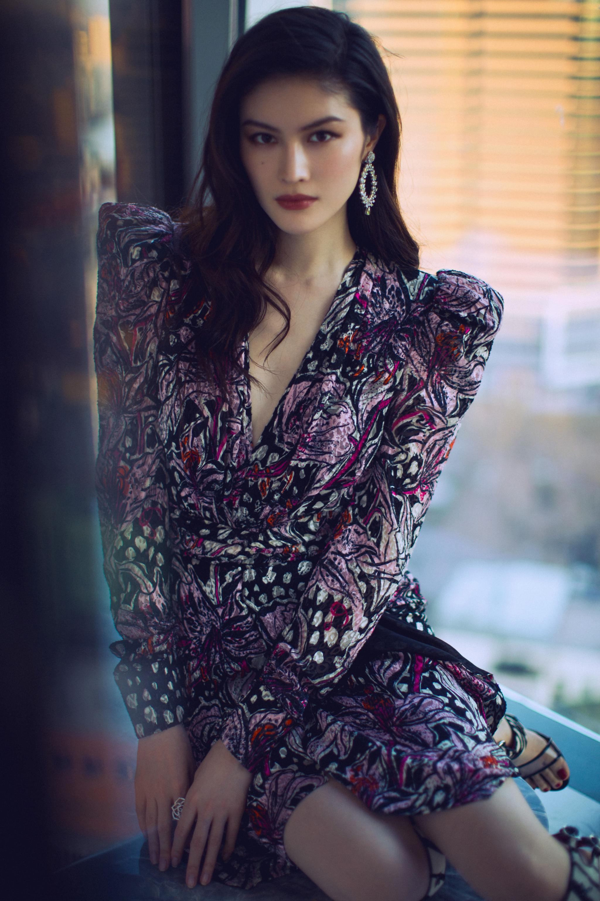 何穗亮相时尚盛典 造型霸气slay全场