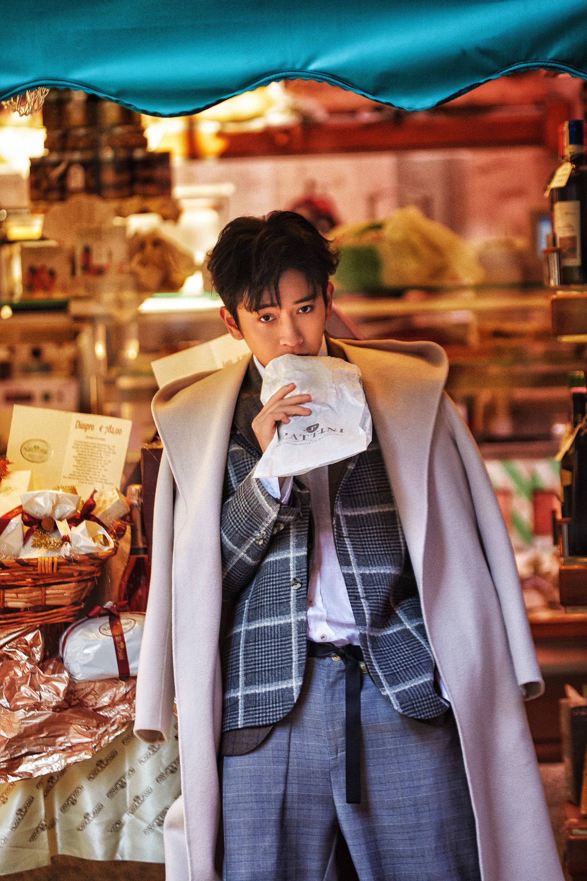 陈若轩圣诞大片曝光 大衣西服诠释绅士魅力