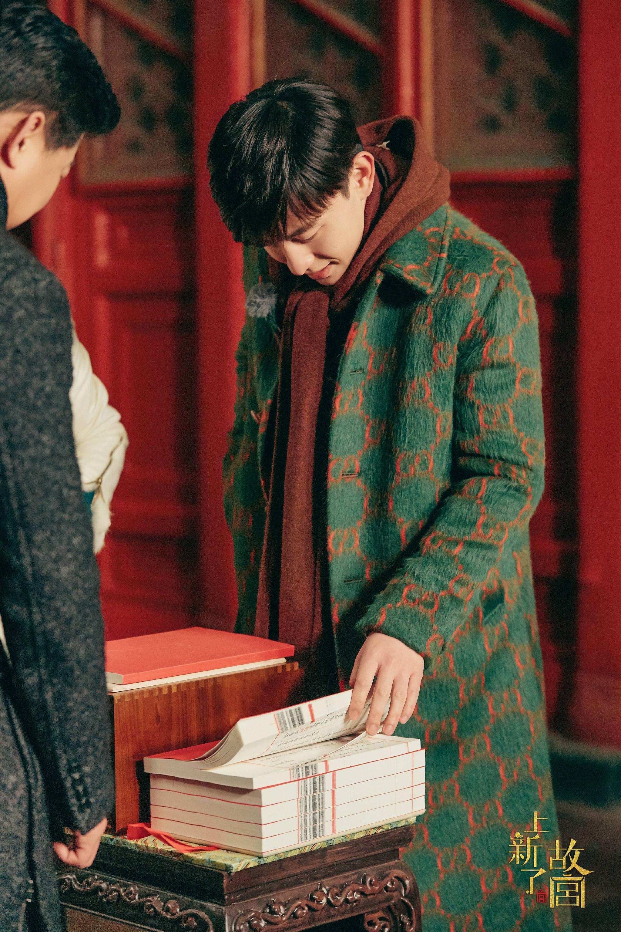邓伦《上新了故宫》最新照,能把红配绿这么老气的衣服穿的这么帅
