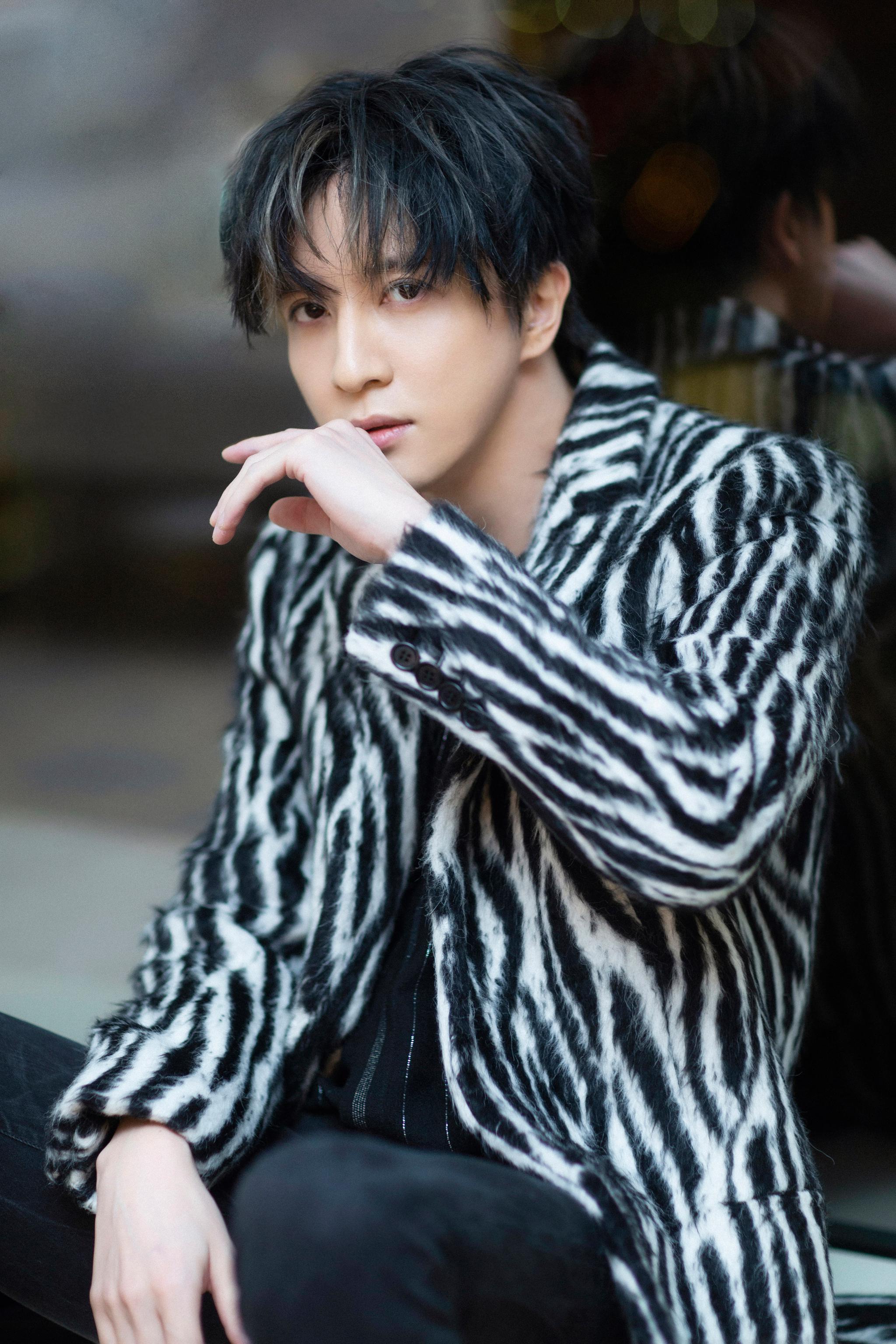 薛之谦跨年夜携洛天依跨界二次元 《怪咖》专辑新年献礼