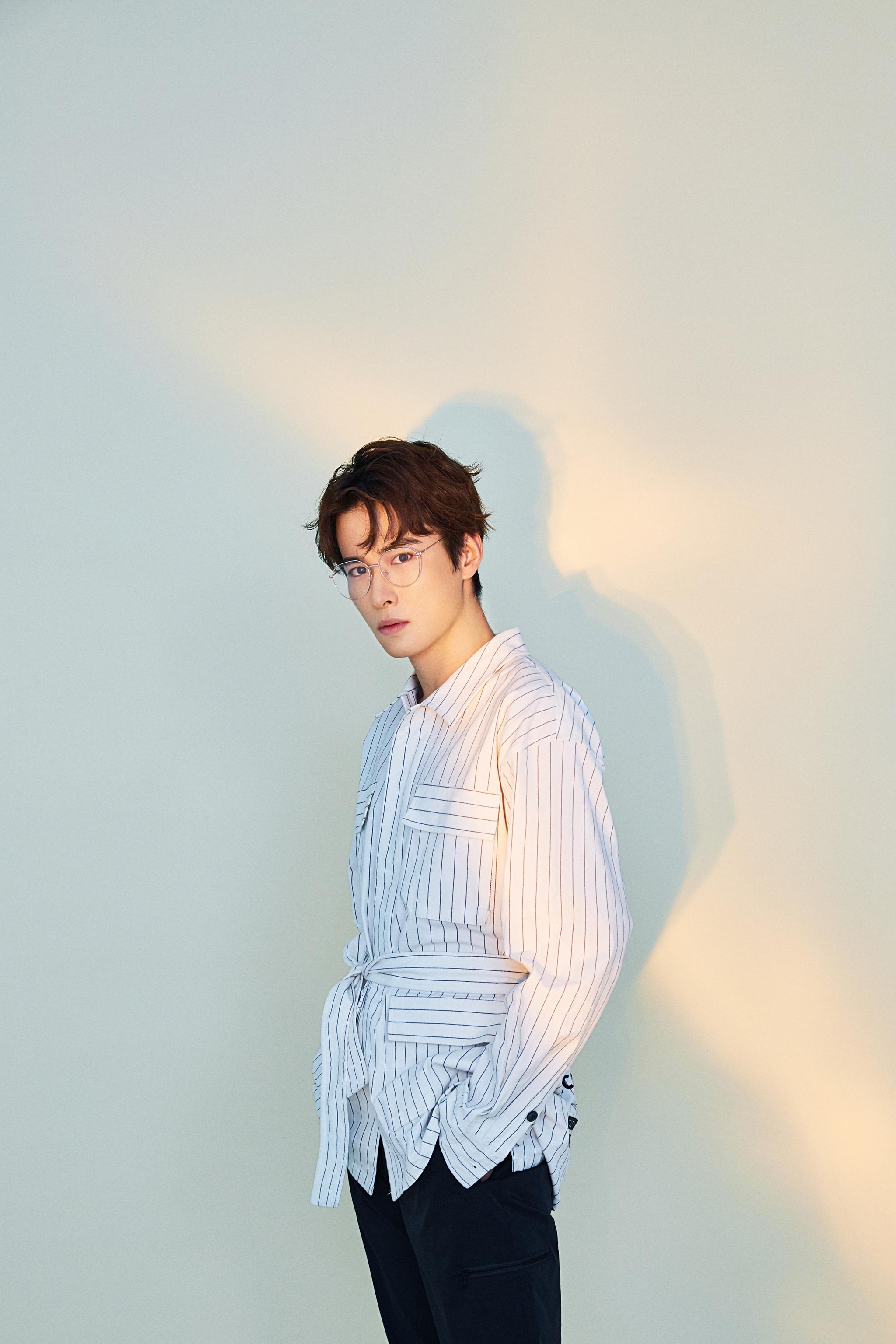 吴昊泽写真上演眼镜杀 可苏可盐狙击少女心__财经头条